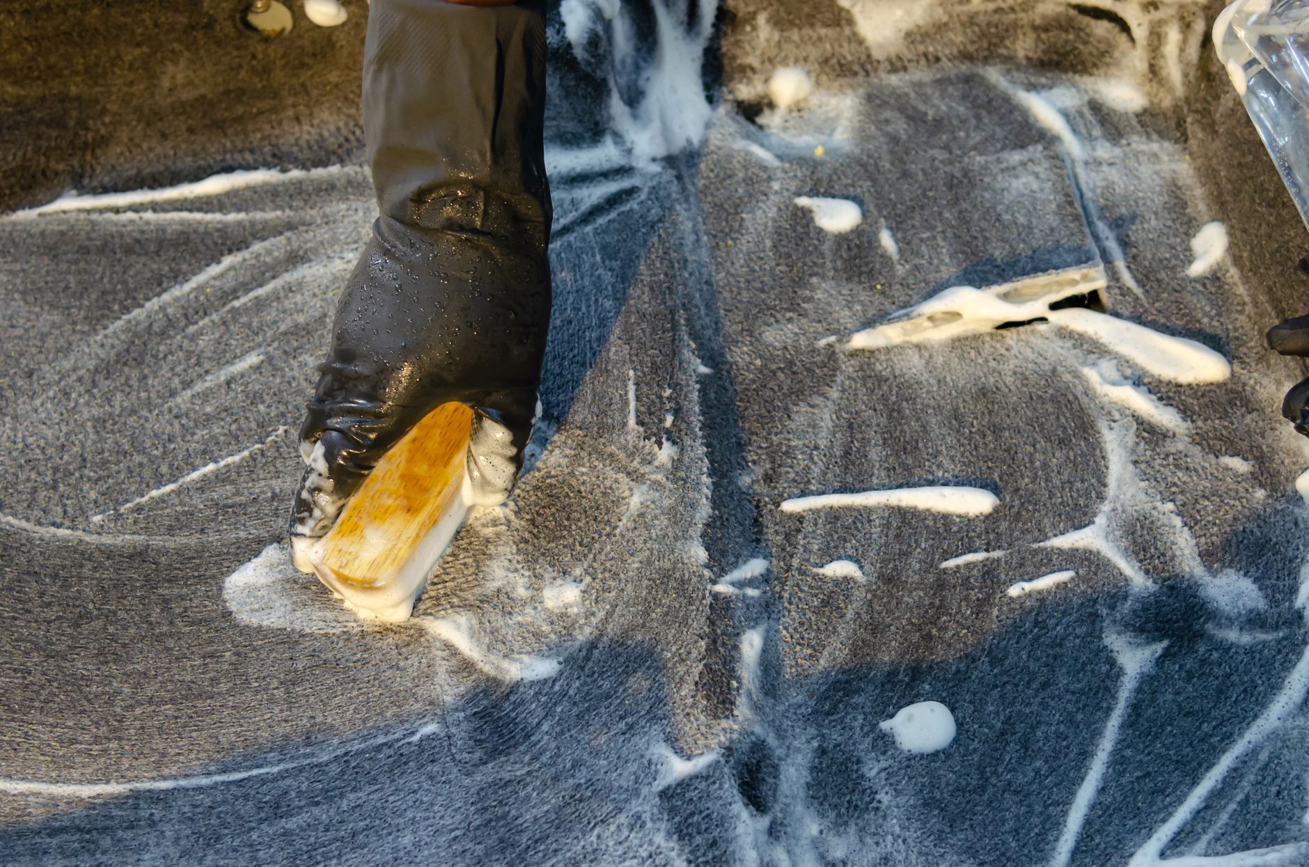 nettoyage méthodique d’un pigeonnier avec abreuvoirs propres, gants et matériel d’entretien adapté
